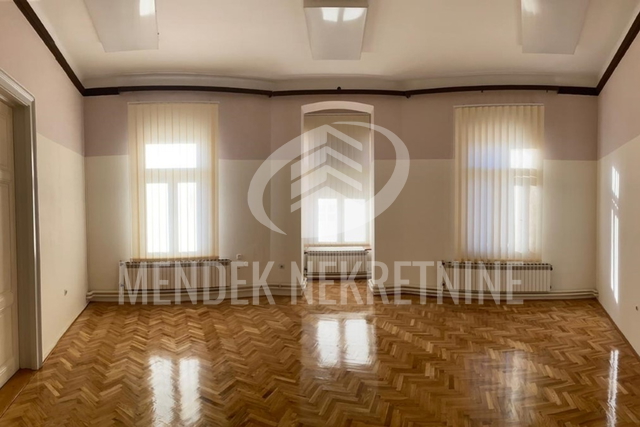 IZNAJMLJUJE SE KANCELARIJSKI PROSTOR U STROGOM CENTRU S PARKIRNIM MJESTOM